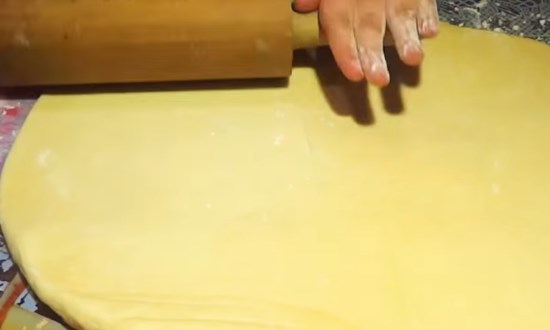 Раскатываем тесто в пласт