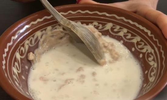 соединить молоко со сливками, дрожжами и сахаром