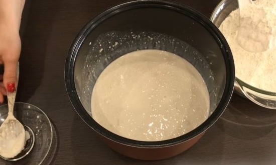 влить в тесто молоко со сливками